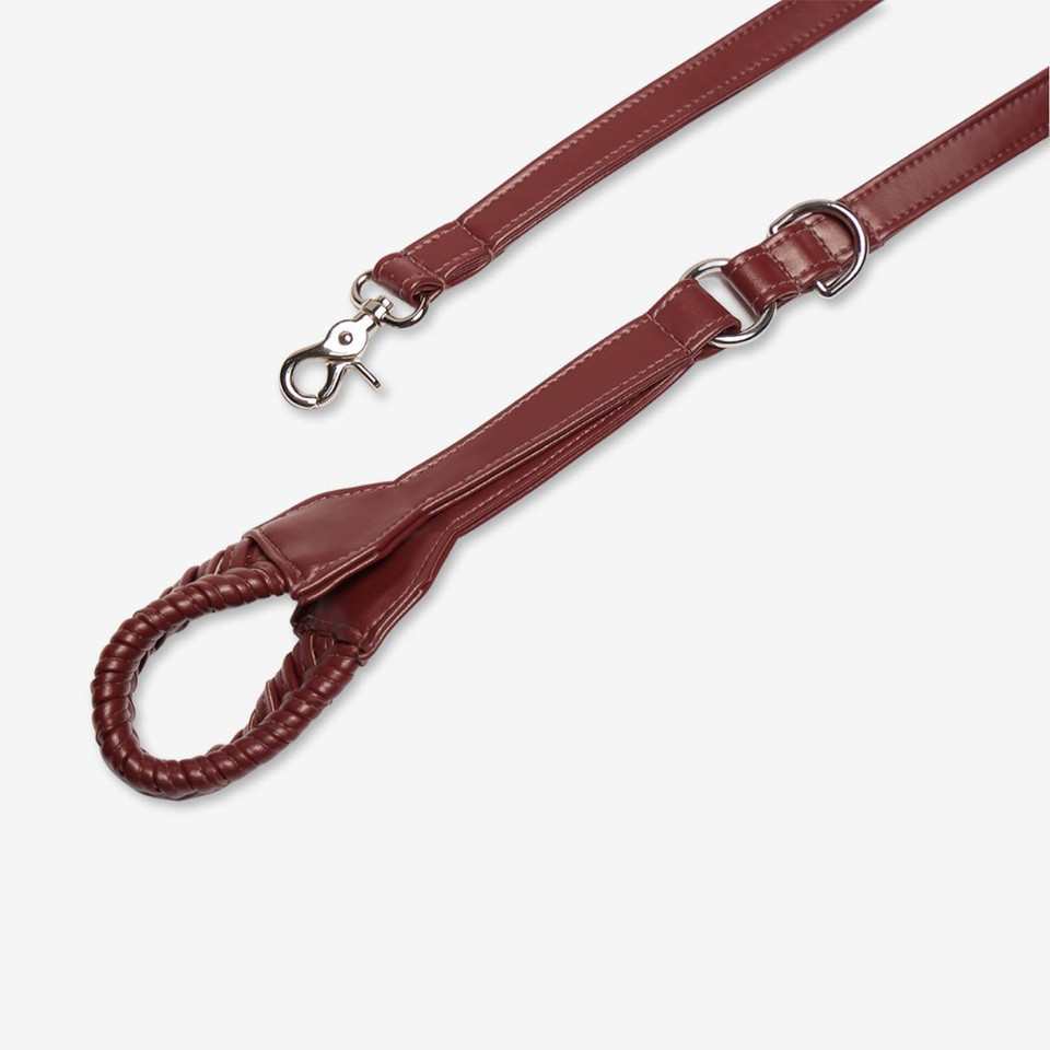 Stand by Me leash made of cactus leather in bordeaux red color